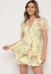 Żółta Bawełniana Sukienka w Kwiaty o Rozkloszowanym Kroju z Falbankami Norittia. Żółte sukienki damskie Born2be, na co dzień, m, bez wzorów, z bawełny, eleganckie, bez kołnierzyka, bez ramiączek, mini, rozkloszowane. Za 159.99 zł.