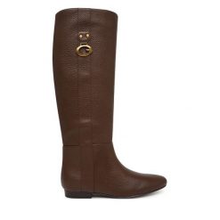 Kozaki Guess. Brązowe kozaki damskie Guess, z aplikacjami, bez obcasa, na płaskiej podeszwie, bez zapięcia. Za 764.99 zł.