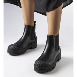 Czarne workery z gumowymi wstawkami Lange. Czarne botki damskie bez wzorów, z gumy, eleganckie, z okrągłym noskiem, za kostkę, bez obcasa, bez zapięcia. Za 98.02 zł.