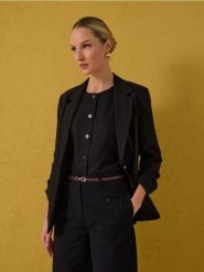 Marynarka z domieszką lnu - czarny. Czarne marynarki i żakiety damskie Sinsay, bez wzorów, bez kołnierzyka, bez ramiączek. Za 69.99 zł.