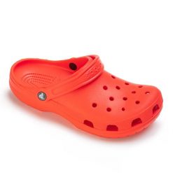 Klapki chodaki sportowe unisex Crocs CLASSIC. Czerwone klapki damskie Crocs, bez wzorów, z materiału, sportowe, bez obcasa, bez zapięcia. Za 159.00 zł.