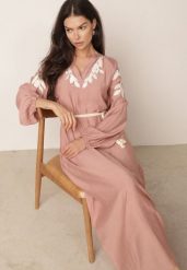 Różowa Wiskozowa Sukienka Boho z Haftem i Sznurkowym Paskiem z Koralikami Eidippe. Czerwone sukienki damskie Born2be, na co dzień, na lato, uniwersalny, z aplikacjami, z bawełny, boho, bez kołnierzyka, bez ramiączek, maxi, dopasowane. Za 149.99 zł.