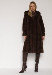 Brązowy Płaszcz Futerko w Pionowy Wzór z Kapturem Cahroris. Brązowe płaszcze damskie Born2be, l, bez wzorów, z dzianiny, eleganckie, bez kołnierzyka, z kapturem. Za 299.99 zł.
