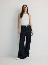 Jeansy wide leg z ozdobną wstawką - granatowy. Niebieskie jeansy damskie Reserved, bez wzorów, z bawełny. W wyprzedaży za 89.99 zł.