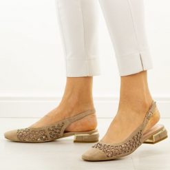 Beżowe skórzane sandały damskie DiA 3019. Brązowe sandały damskie DiA, bez wzorów, ze skóry, bez obcasa, na obcasie, bez zapięcia. Za 399.00 zł.