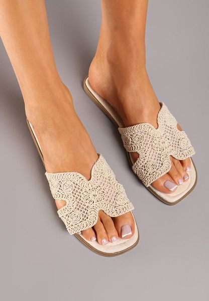 Beżowe Płaskie Klapki Boho z Ażurowym Wzorem Fararia. Brązowe klapki damskie Born2be, na lato, z aplikacjami, boho, bez obcasa, na płaskiej podeszwie, bez zapięcia. Za 59.99 zł.