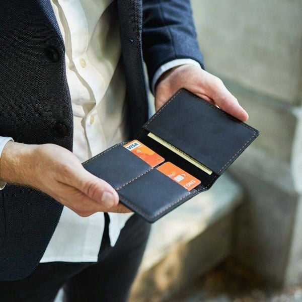 Portfel Brødrene SW01 Czarny. Czarne portfele męskie Brødrene, bez wzorów, z materiału. Za 76.99 zł.