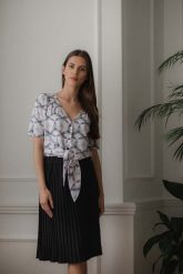 Bluzka Zapinana na Guziki z Wiązaniem - Wzór 113. Białe bluzki damskie Figl, l, bez wzorów, z elastanu, bez kołnierzyka, bez ramiączek. Za 179.00 zł.