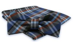Granatowo-Szara Mucha Męska -ALTIES- z Taką Samą Poszetką, w Kratkę. Niebieskie krawaty i muchy Alties, bez wzorów, eleganckie. Za 54.00 zł.