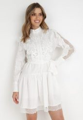 Biała Sukienka Evenope. Białe sukienki damskie Born2be, m, z aplikacjami, z koronki, klasyczne, bez kołnierzyka, bez ramiączek, mini, rozkloszowane. Za 99.99 zł.