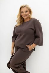 Bluzka z rękawem 3/4 i z rozcięciami po bokach Simple Routine taupe/mokka Plus Size Oversize. Brązowe bluzki damskie Moda Size Plus Iwanek, l, bez wzorów, z bawełny, biznesowe, bez kołnierzyka, plus size, bez ramiączek. Za 179.90 zł.