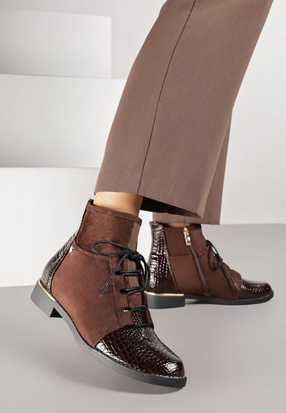 Brązowe Botki Trzewiki Vices Ozdobione Lakierowanymi Elementami Afridde. Brązowe botki damskie Renee, bez wzorów, z jeansu, bez obcasa, na płaskiej podeszwie, bez zapięcia. Za 109.99 zł.