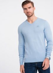 Ombre Elegancki sweter męski z dekoltem w serek - jasnoniebieski V10 OM-SWBS-0107 M. Niebieskie swetry męskie Ombre, m, bez wzorów, eleganckie, bez kołnierzyka, bez ramiączek. Za 119.99 zł.