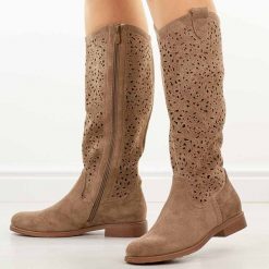 Coffee ażurowe kozaki damskie S.Barski 8023. Kozaki damskie S.BARSKI, na jesień, w ażurowe wzory, z zamszu, bez obcasa, na obcasie, bez zapięcia. Za 269.00 zł.