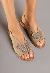 Ciemnobeżowe Sandały z Ekozamszu Zdobione Cyrkoniami i Aplikacją z Motylem Falevelith. Brązowe sandały damskie Renee, z aplikacjami, bez obcasa, na płaskiej podeszwie, bez zapięcia. Za 69.99 zł.