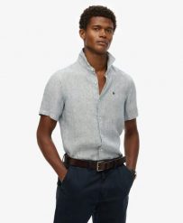 Superdry Haftowana lniana koszula Vacation – Navy Ticking Linen. Niebieskie koszule męskie Superdry, na lato, l, bez wzorów, ze lnu, klasyczne, bez kołnierzyka, bez ramiączek. Za 287.50 zł.