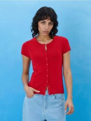 Wiskozowy sweter z krótkim rękawem - czerwony. Czerwone swetry nierozpinane damskie Sinsay, l, bez wzorów, z wiskozy, bez kołnierzyka, bez ramiączek. Za 35.99 zł.