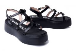 WONDERS A-3703 ISEO. V negro, sandały damskie. Czarne sandały damskie Wonders, bez wzorów, bez obcasa, bez zapięcia. Za 599.90 zł.
