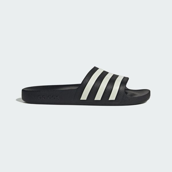 Klapki adilette Aqua. Białe klapki damskie Adidas, bez wzorów, sportowe, bez obcasa, bez zapięcia. Za 119.00 zł.