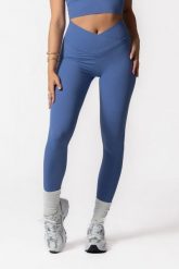 Damskie legginsy z kopertowym wysokim stanem, bez przedniego szwu – fioletowy. Fioletowe legginsy damskie AESTHETIC WOLF, bez wzorów, z materiału. Za 269.99 zł.