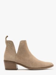 Piaskowe botki na niskim obcasie ARIANA. Brązowe botki damskie Ryłko, bez wzorów, ze skóry, z okrągłym noskiem, bez obcasa, na obcasie, bez zapięcia. Za 479.99 zł.