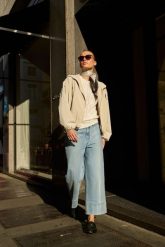 Jeansy z szerokimi nogawkami jasnoniebieskie. Niebieskie jeansy damskie MOODO, bez wzorów, z bawełny. Za 139.99 zł.