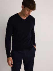 Sweter z wiskozą - granatowy. Niebieskie swetry męskie Reserved, l, bez wzorów, z dzianiny, bez kołnierzyka, bez ramiączek. W wyprzedaży za 49.99 zł.