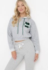 Jasnoszara Bluza o Krótkim Fasonie z Kapturem i Ściągaczami oraz Nadrukiem Varel. Szare bluzy damskie Born2be, l, bez wzorów, casualowe, bez ramiączek, z kapturem. Za 34.99 zł.