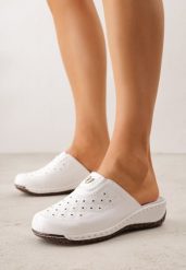 Białe Klapki na Koturnie z Perforacją Tłoczeniem i Metaliczną Aplikacją Eupheda. Białe klapki damskie Born2be, z aplikacjami, z dresówki, bez obcasa, na koturnie, bez zapięcia. Za 79.99 zł.