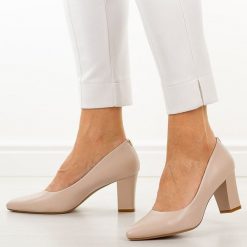 Kremowy róż czółenka damskie na słupku Sergio Leone Pb403. Czerwone czółenka damskie Sergio Leone, na jesień, bez wzorów, z jeansu, biznesowe, bez obcasa, na słupku, bez zapięcia. W wyprzedaży za 152.10 zł.