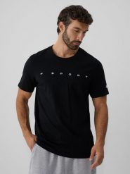 4F T-shirt regular z nadrukiem męski - czarny L. Czarne t-shirty męskie 4F, l, bez wzorów, z bawełny, bez kołnierzyka, bez ramiączek. Za 59.99 zł.