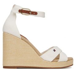 Sandały Tommy Hilfiger. Sandały damskie Tommy Hilfiger, bez wzorów, bez obcasa, na koturnie, bez zapięcia. Za 269.99 zł.
