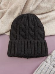 Czapka - czarny. Czarne czapki damskie Sinsay, bez wzorów, z materiału. Za 29.99 zł.