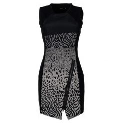 Desigual sukienka damska Santorini 36 czarny. Czarne sukienki damskie Desigual, bez wzorów, bez kołnierzyka, bez ramiączek. W wyprzedaży za 136.00 zł.