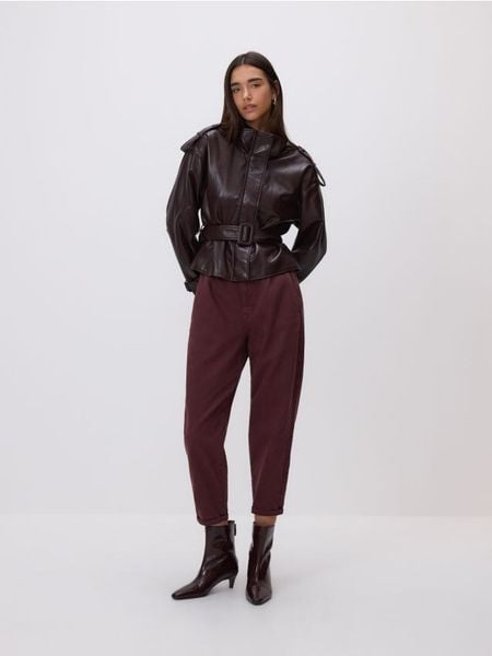 Jeansy paperbag z paskiem - mahoniowy. Brązowe jeansy damskie Reserved, bez wzorów, z bawełny. Za 139.99 zł.