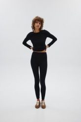 Bawełniane legginsy w kolorze TOTALLY BLACK - SHAPE. Czarne legginsy damskie Marsala, bez wzorów, z bawełny. Za 89.90 zł.