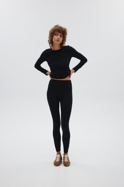 Bawełniane legginsy w kolorze TOTALLY BLACK - SHAPE. Czarne legginsy damskie Marsala, bez wzorów, z bawełny. Za 109.90 zł.