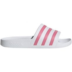 Klapki adidas Adilette Aqua W GZ5237 białe. Białe klapki damskie na lato, bez wzorów, z syntetyku, sportowe, bez obcasa, bez zapięcia. Za 174.53 zł.