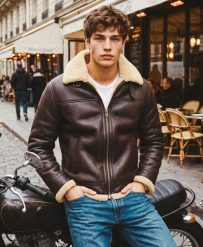 Kurtka pilotka z sztucznego kożucha – relaxed fit – DARK BROWN. Brązowe kurtki męskie Superdry, s, bez wzorów, z materiału, klasyczne, bez kaptura. Za 877.50 zł.