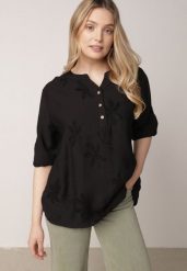 Czarna Koszula z Wiskozy z Haftowanymi Kwiatami Sylimeine. Czarne koszule damskie Born2be, l, z aplikacjami, z materiału, casualowe, bez kołnierzyka, bez ramiączek. Za 89.99 zł.