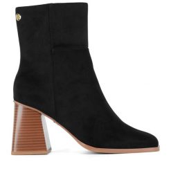 Botki Nine West. Czarne botki damskie Nine West, bez wzorów, bez obcasa, na słupku, bez zapięcia. Za 279.99 zł.
