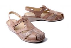 SUAVE 720140-08 beige, klapki damskie. Białe klapki damskie Suave, na lato, bez wzorów, eleganckie, bez obcasa, bez zapięcia. Za 394.90 zł.