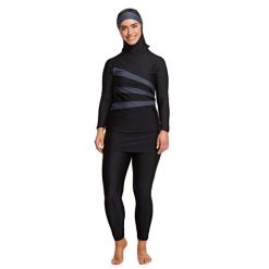 Kobieta w burkini Zoggs Meelup Modesty. Czarne stroje kąpielowe damskie Zoggs, l, bez wzorów, z materiału. Za 375.85 zł.