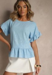 Jasnoniebieska Bluzka Oversize Ozdobiona Falbanami Liriele. Niebieskie bluzki damskie Renee, bez wzorów, z jeansu, bez kołnierzyka, bez ramiączek. Za 49.99 zł.