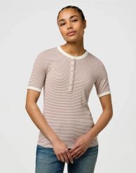 DAMSKA KOSZULKA WRANGLER FEMME KNIT HENLEY COGNAC 112370741. Brązowe bluzki damskie Wrangler, l, bez wzorów, bez kołnierzyka, bez ramiączek. Za 89.99 zł.