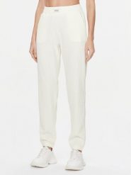 Guess Spodnie dresowe Aislin V4RB01 KC2T0 Biały Regular Fit. Białe spodnie dresowe damskie Guess, z aplikacjami, z dresówki. Za 239.99 zł.