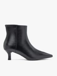 Czarne skórzane botki na szpilce flare. Czarne botki damskie Ryłko, bez wzorów, ze skóry, eleganckie, bez obcasa, na obcasie, bez zapięcia. Za 499.99 zł.