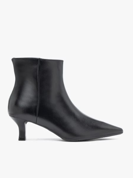 Czarne skórzane botki na szpilce flare. Czarne botki damskie Ryłko, bez wzorów, ze skóry, eleganckie, bez obcasa, na obcasie, bez zapięcia. Za 499.99 zł.