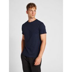 Koszulka Hummel Red Basic. Niebieskie koszulki sportowe męskie Hummel, s, bez wzorów, z bawełny, bez ramiączek, na fitness i siłownię. Za 117.00 zł.