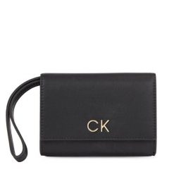 Portfel Calvin Klein. Czarne portfele damskie Calvin Klein. Za 379.99 zł.